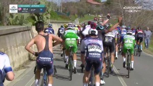 Multa y polémica por quitarse el casco en competición