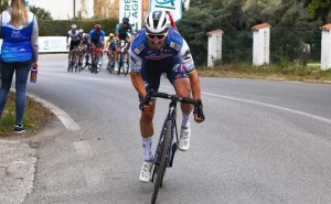 Multa y polémica por quitarse el casco en competición