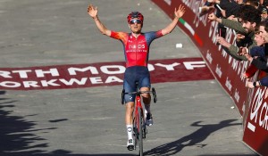 Una conmoción cerebral deja a Pidcock en pausa