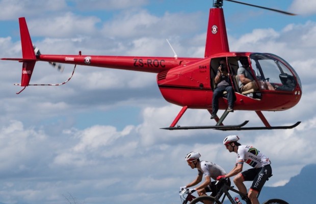 Beers y Blevins se imponen en el apretado prólogo de la Cape Epic