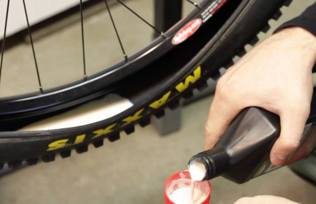 Como cambiar el Liquido Tubeless de tu bicicleta!