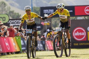 Yanick explains the 'tricks' hidden in Schurter's Spark at the Cape Epic: Velcro bib, special tyres, tools, etc