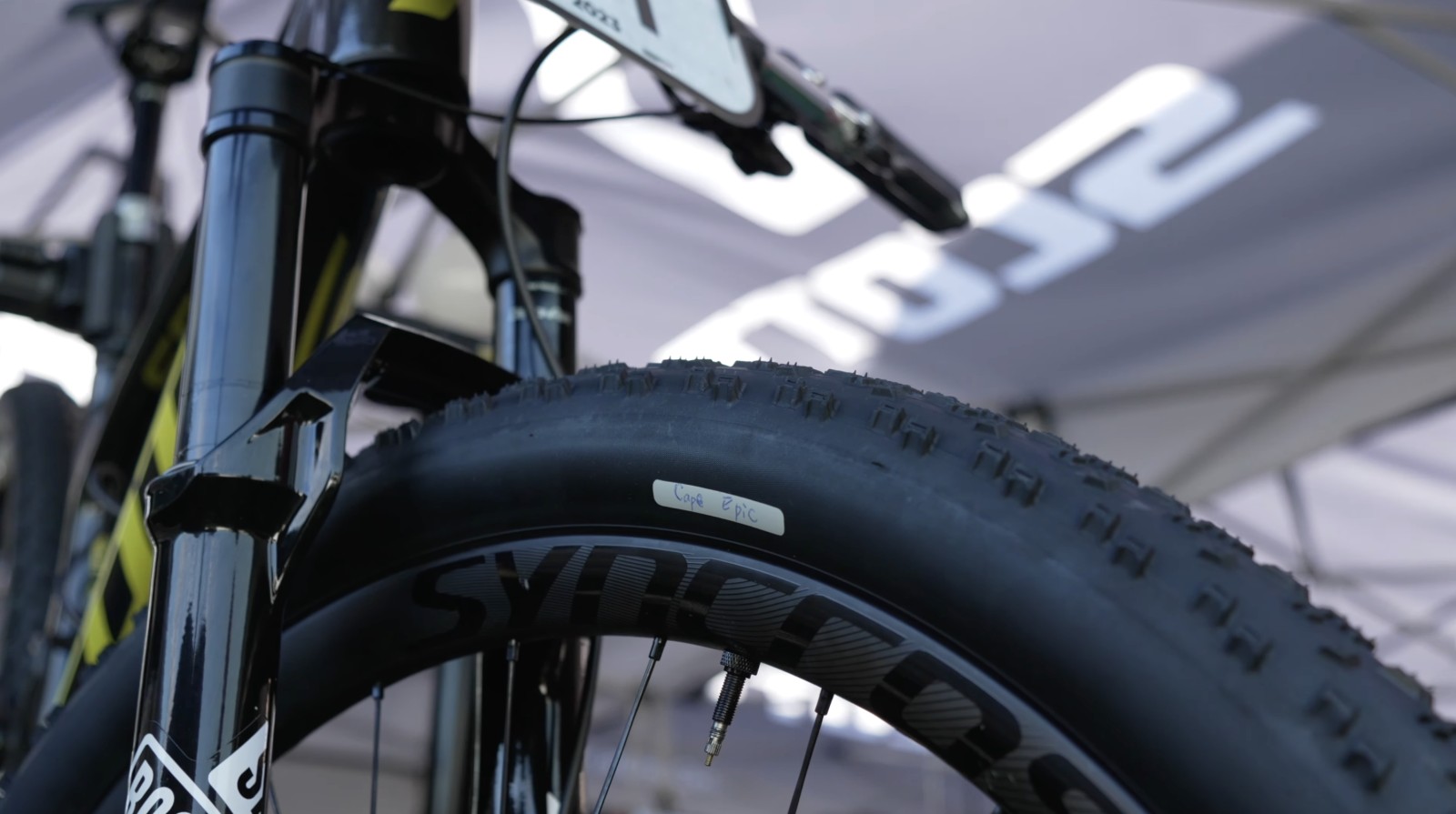 Yanick explains the 'tricks' hidden in Schurter's Spark at the Cape