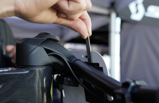 Yanick explains the 'tricks' hidden in Schurter's Spark at the Cape Epic: Velcro bib, special tyres, tools, etc