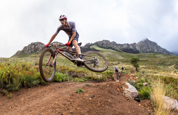 Vídeo con lo mejor de la etapa que ha cambiado todo en la Absa Cape Epic 2023
