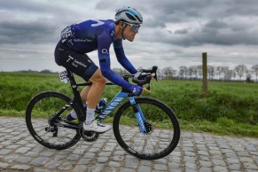 Jumbo-Visma sigue sumando en una Dwars door Vlaanderen que destapó a un gran Oier Lazkano