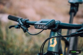 Probamos el foco Syncros Nanaimo 1200: máxima calidad e integración