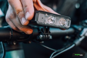 Probamos el foco Syncros Nanaimo 1200: máxima calidad e integración