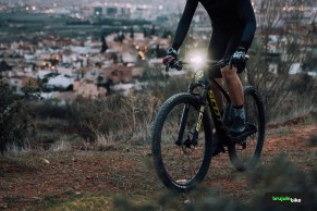 Probamos el foco Syncros Nanaimo 1200: máxima calidad e integración