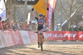 Annie Last gana en Banyoles