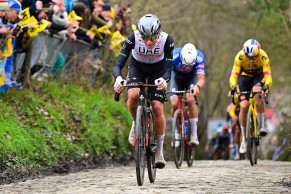 Tadej Pogacar gana un memorable Tour de Flandes