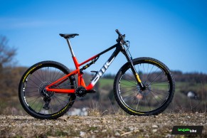 This is Jordan Sarrou's BMC Fourstroke 01 for 2023, with the magic of Autodrop and Öhlins suspensions