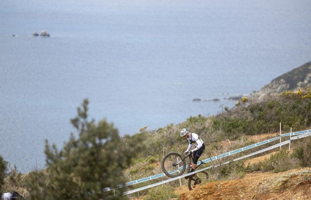 El impresionante circuito de la Capoliveri Legend a bordo de la Spark de Nino Schurter