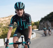 Detuvieron esta carrera ciclista femenina porque estaba a punto de alcanzar a la de los hombres