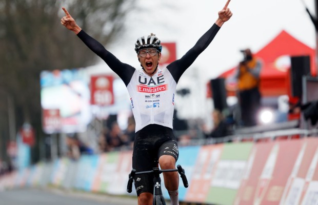 Pogacar tras ganar la Amstel Gold Race: "Van der Poel me dijo en un mensaje dónde debía atacar"