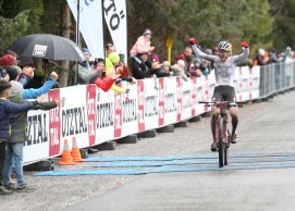 Laura Stigger gana sobre la nueva Specialized y Ondrej Cink logra su primer triunfo con el Primaflor-Mondraker-Genuins