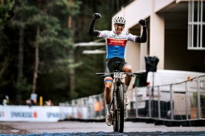Laura Stigger gana sobre la nueva Specialized y Ondrej Cink logra su primer triunfo con el Primaflor-Mondraker-Genuins