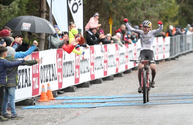 Laura Stigger gana sobre la nueva Specialized y Ondrej Cink logra su primer triunfo con el Primaflor-Mondraker-Genuins