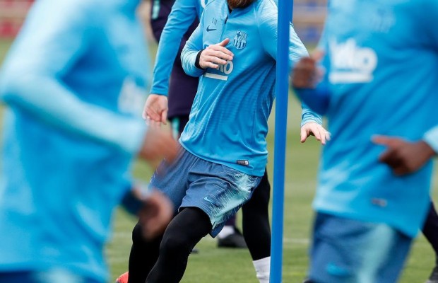 Messi da ejemplo sobre cómo adelantar a un ciclista