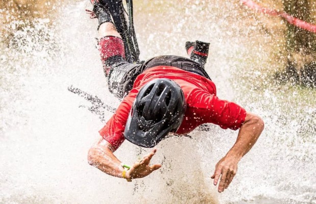 ¿Cuántos bikers se pueden caer cruzando un río en carrera?