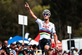 Samuel Gaze estrena con victoria en maillot de Campeón del Mundo, Pidcock entra tercero en el Short Track