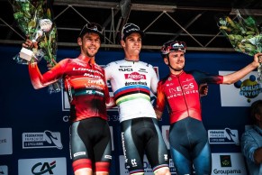 Samuel Gaze estrena con victoria en maillot de Campeón del Mundo, Pidcock entra tercero en el Short Track