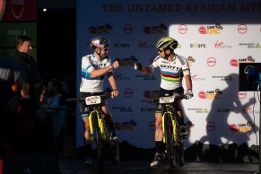 Vídeo de Schurter y Forster volando en la etapa 4 de la Absa Cape Epic 2019