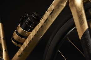 This exclusive Colnago C68 is covered with gold leaf and costs 22,000 €