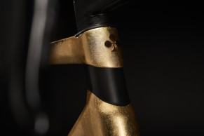 This exclusive Colnago C68 is covered with gold leaf and costs 22,000 €