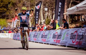 Anton Sintsov y Loana Lecomte ganan el Superprestigio MTB Biontech de Cofrentes