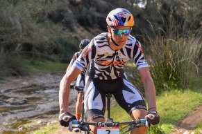 El portugués del DMT Racing Team, doble campeón del mundo de maratón MTB, se impone en la Scott Marathon de Cambrils. Lo hizo al sprint ante su compañero de equipo, Hans Becking y también frente a Peter Pruus, después de que el trío hubiese llegado en grupo a los últimos metros de la prueba. La Scott Marathon de Cambrils con victoria de Tiago Ferreria La Scott Marathon de Cambrils ya se ha convertido en una prueba de renombre. Por supuesto, desde que es una prueba puntuable para las UCI Marathon Series ha ganado en caché, sumándose este aspecto a que ya formaba parte del Open de España, por lo que también es importante para los ciclistas que están compitiendo en ella. Tiago Ferreira se presentaba junto a la élite de la disciplina que, por unas razones u otras, no estaba en la Cape Epic, sino en esta Scott Marathon de Cambrils que reunió a corredores tales como Pedro Romero, Peter Pruus, Soren Nissen o Hans Becking. La prueba transcurrió tranquila los primeros kilómetros, con el pelotón ganando ritmo y muy concentrado en evitar cualquier intento de fuga, algo que no se produjo. Este control de carrera se vino abajo en el kilómetro 16, cuando Pruus cambió bruscamente el ritmo de la Scott Marathon de Cambrils. Solo pudieron seguirle Becking y el propio Tiago Ferreira. Los tres formarían un grupo que ganaría un margen de unos 40 segundos con respecto al grupo perseguidor, en el que se encontraban Nissen, Ismael Ventura, Sagués y Dias. A media prueba, con las mayores rampas y la dureza más cruda del recorrido de la Scott Marathon de Cambrils, comenzaron a probarse las fuerzas en el trío de cabeza. Los cambios de ritmo acabaron por descolgar a Hans Becking, pero fue un espejismo porque el holandés de 33 años supo sufrir para volver a reengancharse al grupo de cabeza en la bajada, donde sacó todo su talento para reducir esta diferencia y ponerse otra vez a rueda de Tiago Ferreira y Pruus. Viendo que ya iba a ser imposible romper el grupo, el trío se encomendó al sprint y trabajó por mantener las diferencias con los perseguidores. Y así se plantaron en el último tramo de la Scott Marathon de Cambrils. Tiago Ferreira, que había estudiado quizá mejor esta posibilidad, ya entró primero tras la última curva, a sabiendas de que eso otorgaba una posición privilegiada. Ese matiz y el arreón final le dieron la victoria, con un tiempo de 2:28:19. Resultados de la Scott Marathon de Cambrils En la categoría femenina la victoria fue para Cemile Trommer. La alemana se mostró intratable durante toda la prueba y no dejó opción a sus rivales de cara al triunfo en esta Scott Marathon de Cambrils. Fundamentalmente, tuvo más piernas y mejor ritmo en las subidas, y se dedicó a mantener la ventaja que progresivamente ganaba en ellas durante los tramos de descenso o en llano. La acompañaron en el pódium Veerle Cleiren en segunda posición y la española Lara Lois, el único perfil español en los pódiums élite de esta edición de la Scott Marathon de Cambrils. Eso sí, en el resto de categorías (salvo Sub-23 femenino con la victoria de Nathan Celie), pleno español: Fernando Guerra y Paqui Jiménez ganaron en Máster 30; José María Guerrero y Eva Martín en Máster 40; Ángel Luís Marco y Nuria Lauco en Máster 50; y Armando Vidal en Máster 60. Un año más, la Scott Marathon de Cambrils gana en prestigio con estos resultados, con campeones mundiales y campeones nacionales de múltiples países (Tiago Ferreira, Pedro Romero, Peter Pruus, Soren Nissen o Hans Becking. Los 63 kilómetros con 1200 metros de acumulado desde la costa hasta la Sierra de la Mussara no decepcionaron una vez más, destacando el éxito del DMT Racing Team, que con Tiago Ferreira y Becking coparon las dos primeras posiciones del pódium. Buen fin de semana para Scott, copando victorias alrededor del mundo. Próxima cita: la Scott Marathon del Sea Otter Europe, que este año forma parte nuevamente de las UCI Marathon Series.