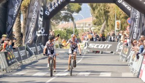 El portugués del DMT Racing Team, doble campeón del mundo de maratón MTB, se impone en la Scott Marathon de Cambrils. Lo hizo al sprint ante su compañero de equipo, Hans Becking y también frente a Peter Pruus, después de que el trío hubiese llegado en grupo a los últimos metros de la prueba. La Scott Marathon de Cambrils con victoria de Tiago Ferreria La Scott Marathon de Cambrils ya se ha convertido en una prueba de renombre. Por supuesto, desde que es una prueba puntuable para las UCI Marathon Series ha ganado en caché, sumándose este aspecto a que ya formaba parte del Open de España, por lo que también es importante para los ciclistas que están compitiendo en ella. Tiago Ferreira se presentaba junto a la élite de la disciplina que, por unas razones u otras, no estaba en la Cape Epic, sino en esta Scott Marathon de Cambrils que reunió a corredores tales como Pedro Romero, Peter Pruus, Soren Nissen o Hans Becking. La prueba transcurrió tranquila los primeros kilómetros, con el pelotón ganando ritmo y muy concentrado en evitar cualquier intento de fuga, algo que no se produjo. Este control de carrera se vino abajo en el kilómetro 16, cuando Pruus cambió bruscamente el ritmo de la Scott Marathon de Cambrils. Solo pudieron seguirle Becking y el propio Tiago Ferreira. Los tres formarían un grupo que ganaría un margen de unos 40 segundos con respecto al grupo perseguidor, en el que se encontraban Nissen, Ismael Ventura, Sagués y Dias. A media prueba, con las mayores rampas y la dureza más cruda del recorrido de la Scott Marathon de Cambrils, comenzaron a probarse las fuerzas en el trío de cabeza. Los cambios de ritmo acabaron por descolgar a Hans Becking, pero fue un espejismo porque el holandés de 33 años supo sufrir para volver a reengancharse al grupo de cabeza en la bajada, donde sacó todo su talento para reducir esta diferencia y ponerse otra vez a rueda de Tiago Ferreira y Pruus. Viendo que ya iba a ser imposible romper el grupo, el trío se encomendó al sprint y trabajó por mantener las diferencias con los perseguidores. Y así se plantaron en el último tramo de la Scott Marathon de Cambrils. Tiago Ferreira, que había estudiado quizá mejor esta posibilidad, ya entró primero tras la última curva, a sabiendas de que eso otorgaba una posición privilegiada. Ese matiz y el arreón final le dieron la victoria, con un tiempo de 2:28:19. Resultados de la Scott Marathon de Cambrils En la categoría femenina la victoria fue para Cemile Trommer. La alemana se mostró intratable durante toda la prueba y no dejó opción a sus rivales de cara al triunfo en esta Scott Marathon de Cambrils. Fundamentalmente, tuvo más piernas y mejor ritmo en las subidas, y se dedicó a mantener la ventaja que progresivamente ganaba en ellas durante los tramos de descenso o en llano. La acompañaron en el pódium Veerle Cleiren en segunda posición y la española Lara Lois, el único perfil español en los pódiums élite de esta edición de la Scott Marathon de Cambrils. Eso sí, en el resto de categorías (salvo Sub-23 femenino con la victoria de Nathan Celie), pleno español: Fernando Guerra y Paqui Jiménez ganaron en Máster 30; José María Guerrero y Eva Martín en Máster 40; Ángel Luís Marco y Nuria Lauco en Máster 50; y Armando Vidal en Máster 60. Un año más, la Scott Marathon de Cambrils gana en prestigio con estos resultados, con campeones mundiales y campeones nacionales de múltiples países (Tiago Ferreira, Pedro Romero, Peter Pruus, Soren Nissen o Hans Becking. Los 63 kilómetros con 1200 metros de acumulado desde la costa hasta la Sierra de la Mussara no decepcionaron una vez más, destacando el éxito del DMT Racing Team, que con Tiago Ferreira y Becking coparon las dos primeras posiciones del pódium. Buen fin de semana para Scott, copando victorias alrededor del mundo. Próxima cita: la Scott Marathon del Sea Otter Europe, que este año forma parte nuevamente de las UCI Marathon Series.