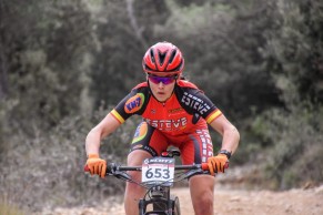 El portugués del DMT Racing Team, doble campeón del mundo de maratón MTB, se impone en la Scott Marathon de Cambrils. Lo hizo al sprint ante su compañero de equipo, Hans Becking y también frente a Peter Pruus, después de que el trío hubiese llegado en grupo a los últimos metros de la prueba. La Scott Marathon de Cambrils con victoria de Tiago Ferreria La Scott Marathon de Cambrils ya se ha convertido en una prueba de renombre. Por supuesto, desde que es una prueba puntuable para las UCI Marathon Series ha ganado en caché, sumándose este aspecto a que ya formaba parte del Open de España, por lo que también es importante para los ciclistas que están compitiendo en ella. Tiago Ferreira se presentaba junto a la élite de la disciplina que, por unas razones u otras, no estaba en la Cape Epic, sino en esta Scott Marathon de Cambrils que reunió a corredores tales como Pedro Romero, Peter Pruus, Soren Nissen o Hans Becking. La prueba transcurrió tranquila los primeros kilómetros, con el pelotón ganando ritmo y muy concentrado en evitar cualquier intento de fuga, algo que no se produjo. Este control de carrera se vino abajo en el kilómetro 16, cuando Pruus cambió bruscamente el ritmo de la Scott Marathon de Cambrils. Solo pudieron seguirle Becking y el propio Tiago Ferreira. Los tres formarían un grupo que ganaría un margen de unos 40 segundos con respecto al grupo perseguidor, en el que se encontraban Nissen, Ismael Ventura, Sagués y Dias. A media prueba, con las mayores rampas y la dureza más cruda del recorrido de la Scott Marathon de Cambrils, comenzaron a probarse las fuerzas en el trío de cabeza. Los cambios de ritmo acabaron por descolgar a Hans Becking, pero fue un espejismo porque el holandés de 33 años supo sufrir para volver a reengancharse al grupo de cabeza en la bajada, donde sacó todo su talento para reducir esta diferencia y ponerse otra vez a rueda de Tiago Ferreira y Pruus. Viendo que ya iba a ser imposible romper el grupo, el trío se encomendó al sprint y trabajó por mantener las diferencias con los perseguidores. Y así se plantaron en el último tramo de la Scott Marathon de Cambrils. Tiago Ferreira, que había estudiado quizá mejor esta posibilidad, ya entró primero tras la última curva, a sabiendas de que eso otorgaba una posición privilegiada. Ese matiz y el arreón final le dieron la victoria, con un tiempo de 2:28:19. Resultados de la Scott Marathon de Cambrils En la categoría femenina la victoria fue para Cemile Trommer. La alemana se mostró intratable durante toda la prueba y no dejó opción a sus rivales de cara al triunfo en esta Scott Marathon de Cambrils. Fundamentalmente, tuvo más piernas y mejor ritmo en las subidas, y se dedicó a mantener la ventaja que progresivamente ganaba en ellas durante los tramos de descenso o en llano. La acompañaron en el pódium Veerle Cleiren en segunda posición y la española Lara Lois, el único perfil español en los pódiums élite de esta edición de la Scott Marathon de Cambrils. Eso sí, en el resto de categorías (salvo Sub-23 femenino con la victoria de Nathan Celie), pleno español: Fernando Guerra y Paqui Jiménez ganaron en Máster 30; José María Guerrero y Eva Martín en Máster 40; Ángel Luís Marco y Nuria Lauco en Máster 50; y Armando Vidal en Máster 60. Un año más, la Scott Marathon de Cambrils gana en prestigio con estos resultados, con campeones mundiales y campeones nacionales de múltiples países (Tiago Ferreira, Pedro Romero, Peter Pruus, Soren Nissen o Hans Becking. Los 63 kilómetros con 1200 metros de acumulado desde la costa hasta la Sierra de la Mussara no decepcionaron una vez más, destacando el éxito del DMT Racing Team, que con Tiago Ferreira y Becking coparon las dos primeras posiciones del pódium. Buen fin de semana para Scott, copando victorias alrededor del mundo. Próxima cita: la Scott Marathon del Sea Otter Europe, que este año forma parte nuevamente de las UCI Marathon Series.