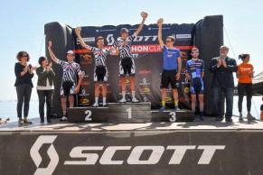 El portugués del DMT Racing Team, doble campeón del mundo de maratón MTB, se impone en la Scott Marathon de Cambrils. Lo hizo al sprint ante su compañero de equipo, Hans Becking y también frente a Peter Pruus, después de que el trío hubiese llegado en grupo a los últimos metros de la prueba. La Scott Marathon de Cambrils con victoria de Tiago Ferreria La Scott Marathon de Cambrils ya se ha convertido en una prueba de renombre. Por supuesto, desde que es una prueba puntuable para las UCI Marathon Series ha ganado en caché, sumándose este aspecto a que ya formaba parte del Open de España, por lo que también es importante para los ciclistas que están compitiendo en ella. Tiago Ferreira se presentaba junto a la élite de la disciplina que, por unas razones u otras, no estaba en la Cape Epic, sino en esta Scott Marathon de Cambrils que reunió a corredores tales como Pedro Romero, Peter Pruus, Soren Nissen o Hans Becking. La prueba transcurrió tranquila los primeros kilómetros, con el pelotón ganando ritmo y muy concentrado en evitar cualquier intento de fuga, algo que no se produjo. Este control de carrera se vino abajo en el kilómetro 16, cuando Pruus cambió bruscamente el ritmo de la Scott Marathon de Cambrils. Solo pudieron seguirle Becking y el propio Tiago Ferreira. Los tres formarían un grupo que ganaría un margen de unos 40 segundos con respecto al grupo perseguidor, en el que se encontraban Nissen, Ismael Ventura, Sagués y Dias. A media prueba, con las mayores rampas y la dureza más cruda del recorrido de la Scott Marathon de Cambrils, comenzaron a probarse las fuerzas en el trío de cabeza. Los cambios de ritmo acabaron por descolgar a Hans Becking, pero fue un espejismo porque el holandés de 33 años supo sufrir para volver a reengancharse al grupo de cabeza en la bajada, donde sacó todo su talento para reducir esta diferencia y ponerse otra vez a rueda de Tiago Ferreira y Pruus. Viendo que ya iba a ser imposible romper el grupo, el trío se encomendó al sprint y trabajó por mantener las diferencias con los perseguidores. Y así se plantaron en el último tramo de la Scott Marathon de Cambrils. Tiago Ferreira, que había estudiado quizá mejor esta posibilidad, ya entró primero tras la última curva, a sabiendas de que eso otorgaba una posición privilegiada. Ese matiz y el arreón final le dieron la victoria, con un tiempo de 2:28:19. Resultados de la Scott Marathon de Cambrils En la categoría femenina la victoria fue para Cemile Trommer. La alemana se mostró intratable durante toda la prueba y no dejó opción a sus rivales de cara al triunfo en esta Scott Marathon de Cambrils. Fundamentalmente, tuvo más piernas y mejor ritmo en las subidas, y se dedicó a mantener la ventaja que progresivamente ganaba en ellas durante los tramos de descenso o en llano. La acompañaron en el pódium Veerle Cleiren en segunda posición y la española Lara Lois, el único perfil español en los pódiums élite de esta edición de la Scott Marathon de Cambrils. Eso sí, en el resto de categorías (salvo Sub-23 femenino con la victoria de Nathan Celie), pleno español: Fernando Guerra y Paqui Jiménez ganaron en Máster 30; José María Guerrero y Eva Martín en Máster 40; Ángel Luís Marco y Nuria Lauco en Máster 50; y Armando Vidal en Máster 60. Un año más, la Scott Marathon de Cambrils gana en prestigio con estos resultados, con campeones mundiales y campeones nacionales de múltiples países (Tiago Ferreira, Pedro Romero, Peter Pruus, Soren Nissen o Hans Becking. Los 63 kilómetros con 1200 metros de acumulado desde la costa hasta la Sierra de la Mussara no decepcionaron una vez más, destacando el éxito del DMT Racing Team, que con Tiago Ferreira y Becking coparon las dos primeras posiciones del pódium. Buen fin de semana para Scott, copando victorias alrededor del mundo. Próxima cita: la Scott Marathon del Sea Otter Europe, que este año forma parte nuevamente de las UCI Marathon Series.