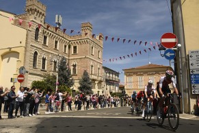 Jonathan Milan se lleva la primera volata del Giro de Italia