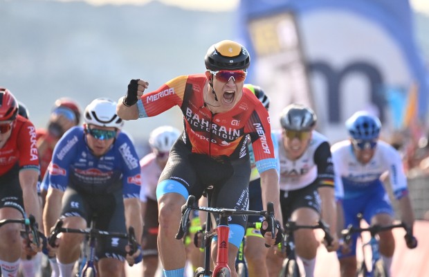 Jonathan Milan takes the first sprint of the Giro d'Italia