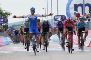 Giro d'Italia 2023: Michael Matthews wins third stage and Evenepoel remains leader