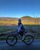 Jolanda Neff compite en descenso y gana