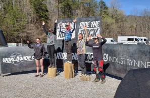 Jolanda Neff compite en descenso y gana