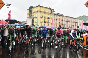 Kaden Groves wins a 4th stage of the Giro in which Remco Evenepoel suffered two crashes