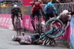Kaden Groves wins a 4th stage of the Giro in which Remco Evenepoel suffered two crashes