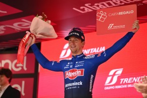 Kaden Groves wins a 4th stage of the Giro in which Remco Evenepoel suffered two crashes
