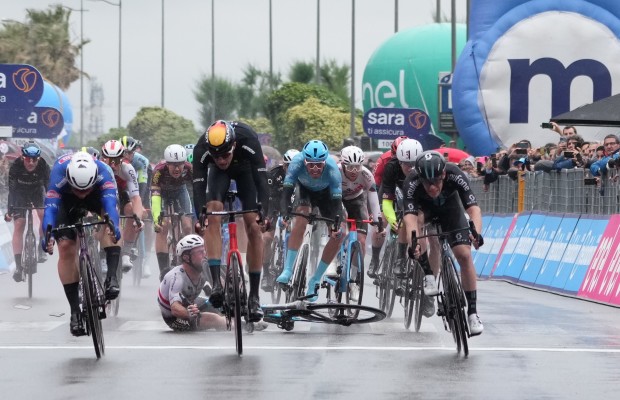 Kaden Groves wins a 4th stage of the Giro in which Remco Evenepoel suffered two crashes