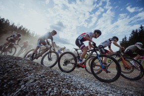 Ronja Blöchlinger y Adrien Boichis ganan el primer Short Track Sub -23 en Copa del Mundo UCI