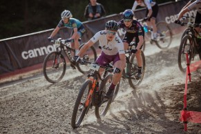 Ronja Blöchlinger y Adrien Boichis ganan el primer Short Track Sub -23 en Copa del Mundo UCI