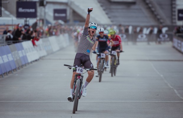 Ronja Blöchlinger y Adrien Boichis ganan el primer Short Track Sub -23 en Copa del Mundo UCI