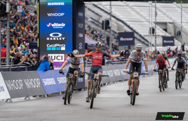 Pidcock vence o Nove Mesto XCC à frente de Gaze e um grande Schwarzbauer