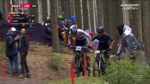 Pidcock vence a XCO World Cup em Nove Mesto após uma queda e um difícil mano-a-mano com Dubau