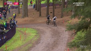 Pidcock vence a XCO World Cup em Nove Mesto após uma queda e um difícil mano-a-mano com Dubau