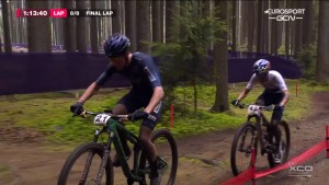 Pidcock vence a XCO World Cup em Nove Mesto após uma queda e um difícil mano-a-mano com Dubau